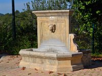 DSC 0039  Fontaine se trouvant à côté de l'arrière de l'église Saint-Antonin.