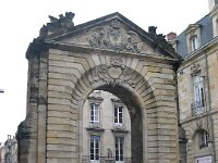 Porte dijeaux  Porte Dijeaux, côté place Gambetta.