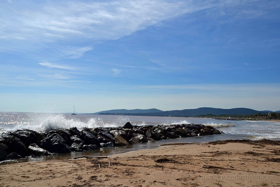 DSC0021.JPG - Mer peu agitée et baignade pour certains.04 octobre 2015.