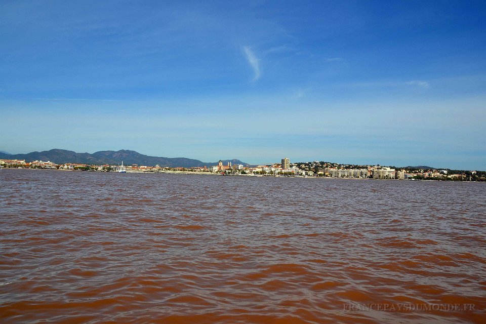 DSC0070.JPG - Nous croisons un voilier.ue sur Saint-Raphaël et une partie de Fréjus.04 octobre 2015.