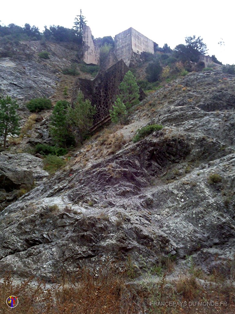 17Photo1357.jpg - Les vestiges du barrage.