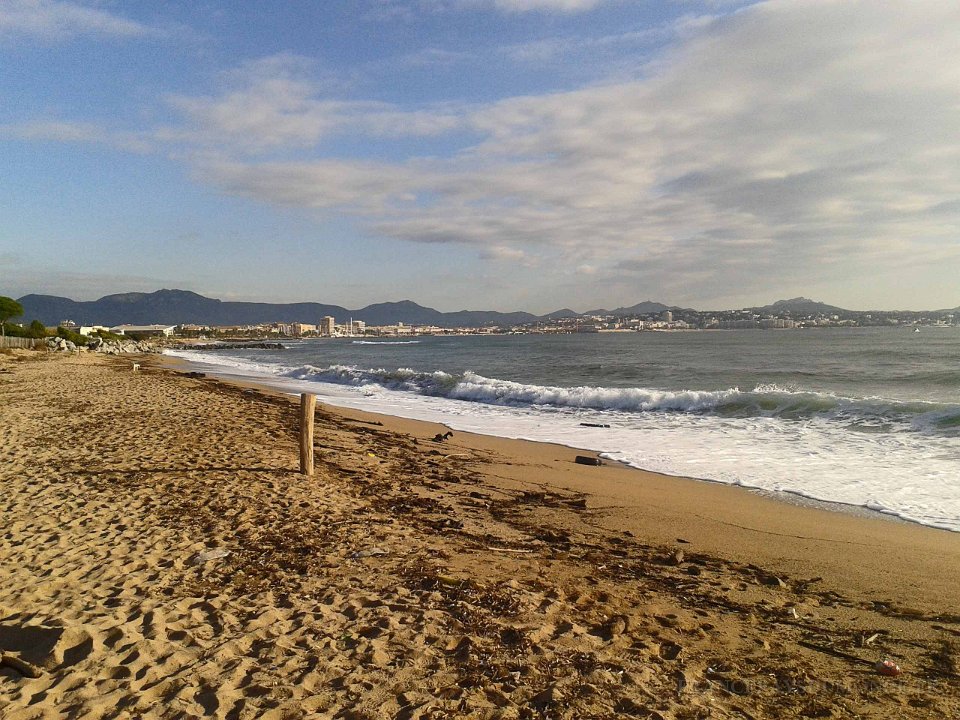 Base Nature 26 11 2013 5.jpg - Base Nature François Léotard. La plage au niveau de l'embouchure de l'Argens. Au loin, Fréjus et Saint-Raphaël. 26 novembre 2013