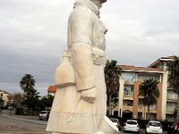 Photo0669  Le monument de Hammam Bou Hadjar (Oranie) installé au rond point de la base nature "François Léotard".