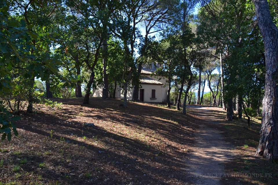 DSC0073.JPG - Chapelle Sainte-Brigitte. 20 septembre 2015. Se situe dans une pinède et dans le quartier du même nom avant l'entrée de Fréjus en venant du péage du Capitou.