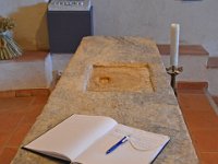 DSC0094  Chapelle Sainte-Brigitte. 20 septembre 2015. L'autel en marbre.