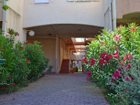 DSC0054  Passage sous le bâtiment les Philippines - 23 juin 2015