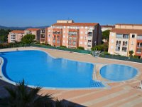 DSC0056  La piscine de 1000 m2 environ - A gauche, le bâtiment le Hawaï et à droite, le bâtiment les Marquises - 23 juin 2015