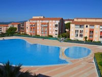 DSC0057  La piscine de 1000 m2 environ - A gauche, le bâtiment le Hawaï et à droite, le bâtiment les Marquises - 23 juin 2015