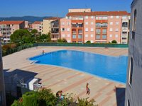 DSC0060  La piscine de 1000 m2 environ - Au fond, le bâtiment le Hawaï - 23 juin 2015