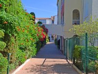 DSC0073  Allée de l'entrée principale, au fond, le bâtiment les Philippines  et à droite le loge des gardiens - 23 juin 2015
