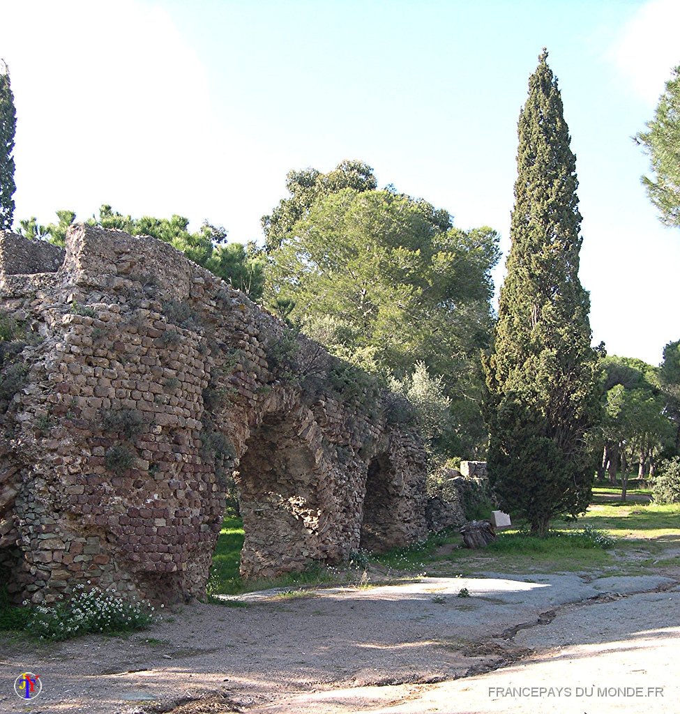 DSCN2854.JPG - Le parc et ses ruines romaines