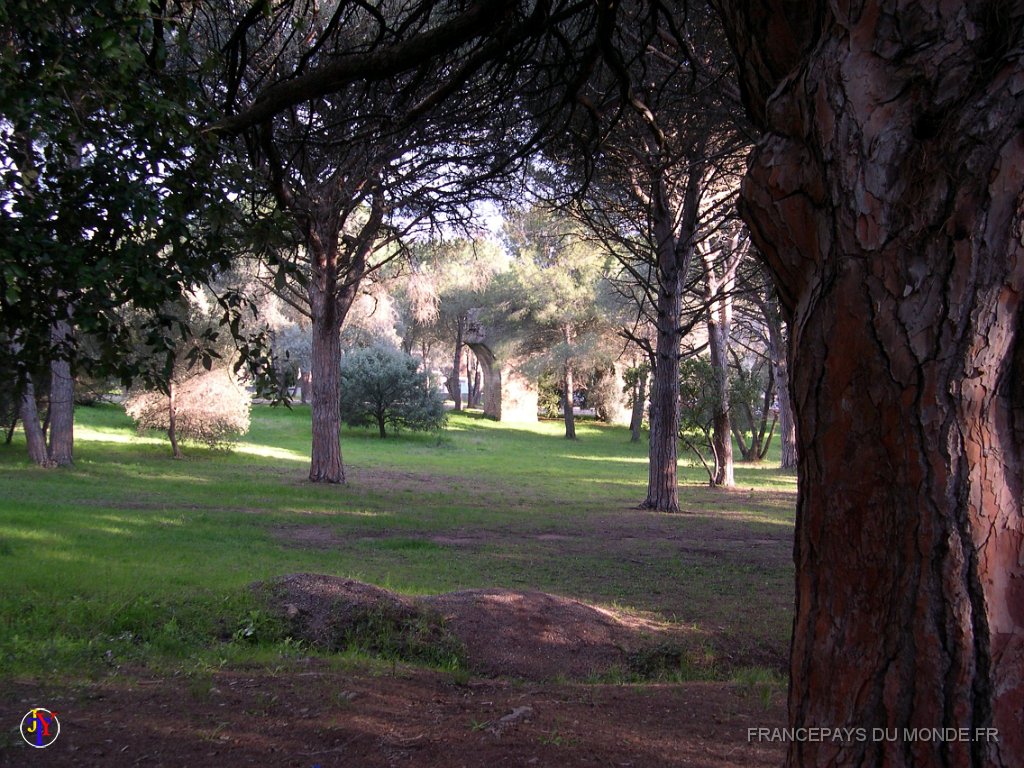 DSCN2903.JPG - Le parc et ses ruines romaines