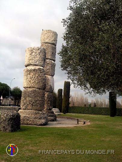 Diapositive2.jpg - Les colonnes Romaines à l'entrée de Fréjus en venant de Puget-sur-Argens.