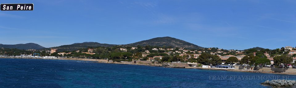 Port des issambres et San peire copie.jpg - San Peïre - Vue depuis la pointe de l'Arpillon. A gauche, le port des Issambres. 02 avril 2015.