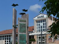 DSC 0023  La Mairie et le monument aux morts.