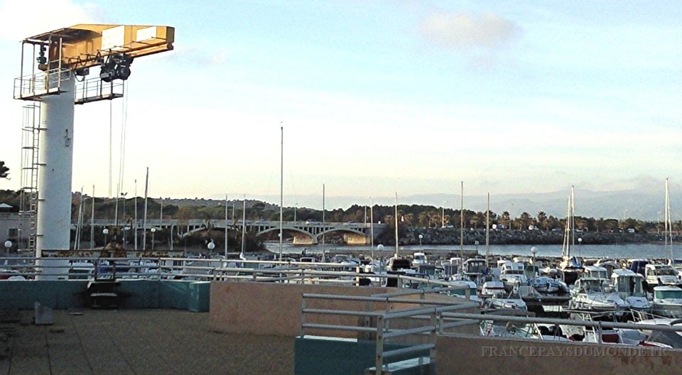 Pont de la Galiotte.jpg - Le port et le pont de la galiote, en fond.