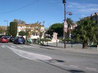 La poste et le monument aux morts