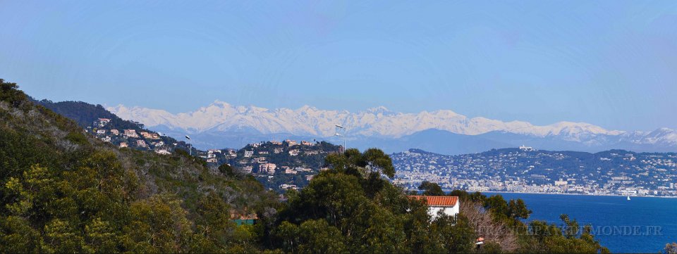 Panorama8.jpg - La corniche d'Or entre Agay et Le Trayas. Au second plan,Mandelieu et Cannes la Bocca. 26 février 2015.