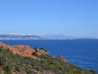 DSC0226  La corniche d'Or entre Agay et Le Trayas. Au second plan, Cannes et les Iles de Lérins. 26 février 2015.