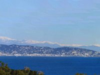 Panorama18  La corniche d'Or entre Agay et Le Trayas. Panoramique. Au second plan, Cannes et les Iles de Lérins. 26 février 2015.