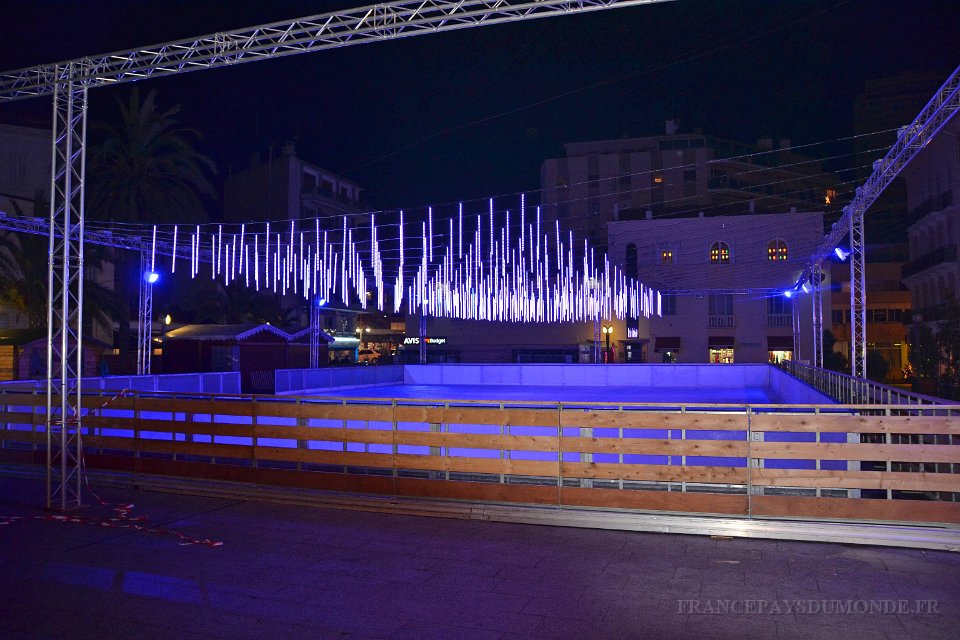 Saint Raphael 12 12 2013 16.JPG - Saint-Raphaël. La patinoire en bleue.11 décembre 2013