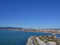 DSC0107  A l'extrêmité gauche du jardin Bonaparte, on aperçoit l'Archange et en fond, les plages de Fréjus.26 février 2015