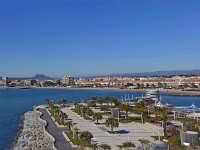 Panorama10  A l'extrêmité gauche du jardin Bonaparte, on aperçoit la statue de l'Archange. En fond, les plages de Fréjus.26 février 2015