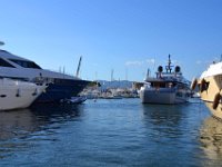 Saint Tropez 10 octobre 2015 196  Manoeuvres d'un yacht dans le port de Saint-Tropez. 10 octobre 2015.