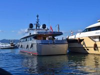 Saint Tropez 10 octobre 2015 197  Manoeuvres d'un yacht dans le port de Saint-Tropez. 10 octobre 2015.