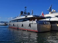 Saint Tropez 10 octobre 2015 198  Manoeuvres d'un yacht dans le port de Saint-Tropez. 10 octobre 2015.