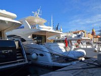 Saint Tropez 10 octobre 2015 90  Saint-Tropez. Détail très important : les fleurs fanées mises en avant sur un si beau bâteau. 10 octobre 2015.