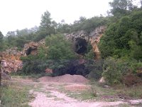 curiosite de Varages  Grottes en direction du "Domaine de la Blaque" (gîte).