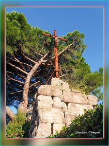 La croix de mission Frejus Fréjus (83) le 23/10/2020 - La Croix de mission domine fièrement la plaine Sainte-Croix, rue des Aqueducs, depuis 1842, année ou ce Calvaire fut érigé en...