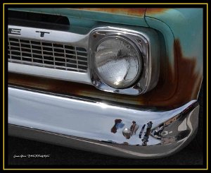 Auto Retro Frejus 2016 2 Fréjus (83) - Auto Retro 2016. Avant d'une Chevrolet. Image du photographe dans le pare-choc.