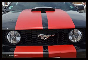 Auto Retro Frejus 2016 3 Fréjus (83) - Auto Retro 2016. Avant d'une Ford Mustang.