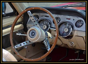Auto Retro Frejus 2016 4 Fréjus (83) - Auto Retro 2016. Tableau de bord d'une Ford Mustang.