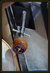 Auto Retro Frejus 2016 5 Fréjus (83) - Auto Retro 2016. Levier de vitesse d'une Ford Mustang.