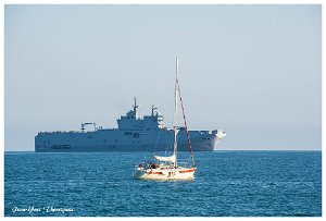 06 AVRIL 2017 Le dixmude 3 Fréjus (83) - Le Dixmude (arrière plan) - 06 avril 2017