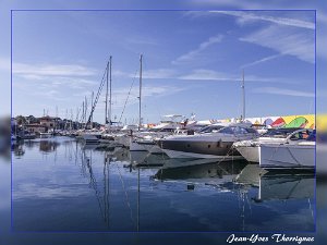Saint Raphael Santa Lucia Reflets dans le port Santa-Lucia de Saint-Raphaël (83)
